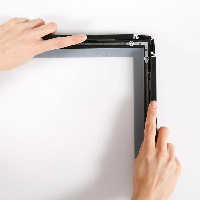 Update-Displays Klapprahmen HardLine, DIN A4, Alu, Profil 33mm, Selbstklebend, Für Fenster 4 Update-Displays Klapprahmen HardLine, DIN A4, Alu, Profil 33mm, Selbstklebend, Für Fenster – Bild 4