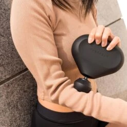 Therabody Massagepistole Theragun Mini, 3 Geschwindigkeiten, 2400 Impulse/Min, 1 Aufsatz 11 Therabody Massagepistole Theragun Mini, 3 Geschwindigkeiten, 2400 Impulse/Min, 1 Aufsatz -Böttcher Ag 956855d5833dc91e9414635b64284377582bd0e0 massagepistole therabody theragun mini